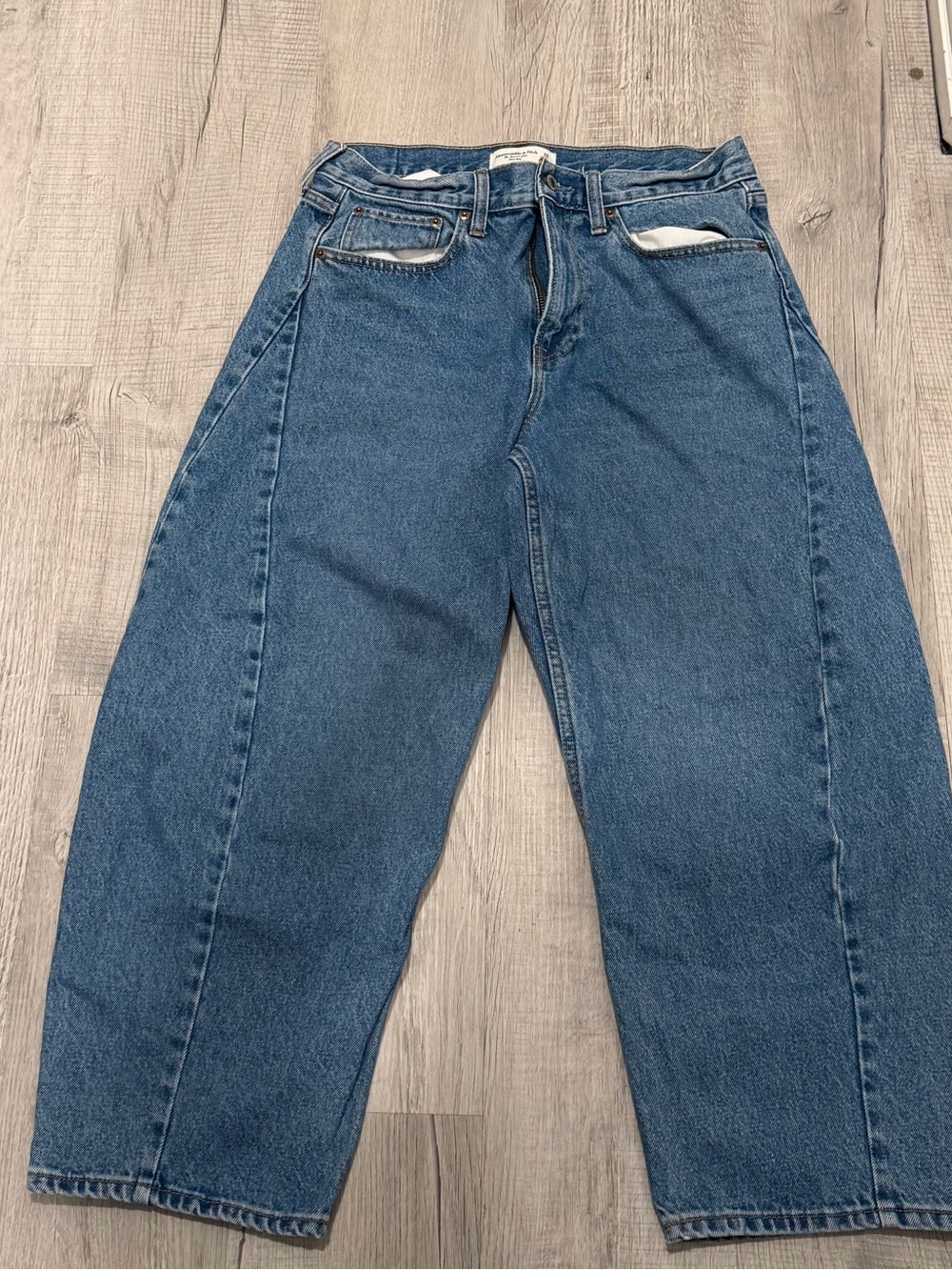 Abercrombie & Fitch Relaxed Boyfriend Jeans in Medium Blue